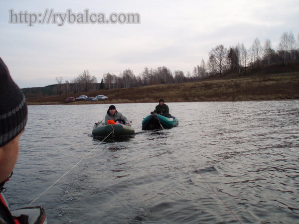 Наша команда две гребные лодки и моторная